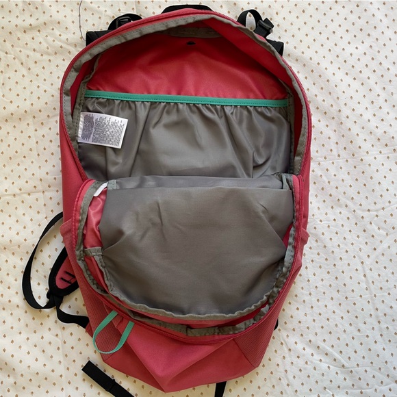 The North Face Basin 18 Backpack with integrated rainfly - Picture 4 of 7